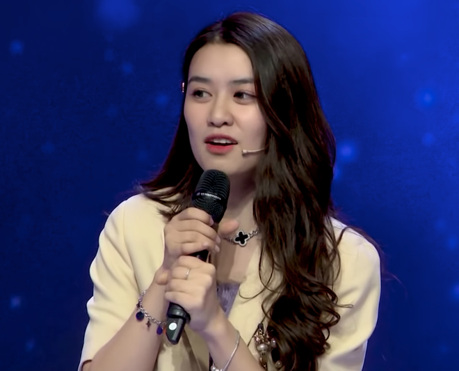 Quyên Qui, 23 tuổi, từng là nữ chính trong show "Tỏ Tình Hoàn Mỹ", nàng hot girl này gây ấn tượng bởi ngoại hình xinh đẹp và tính cách được đánh giá khá dễ thương.