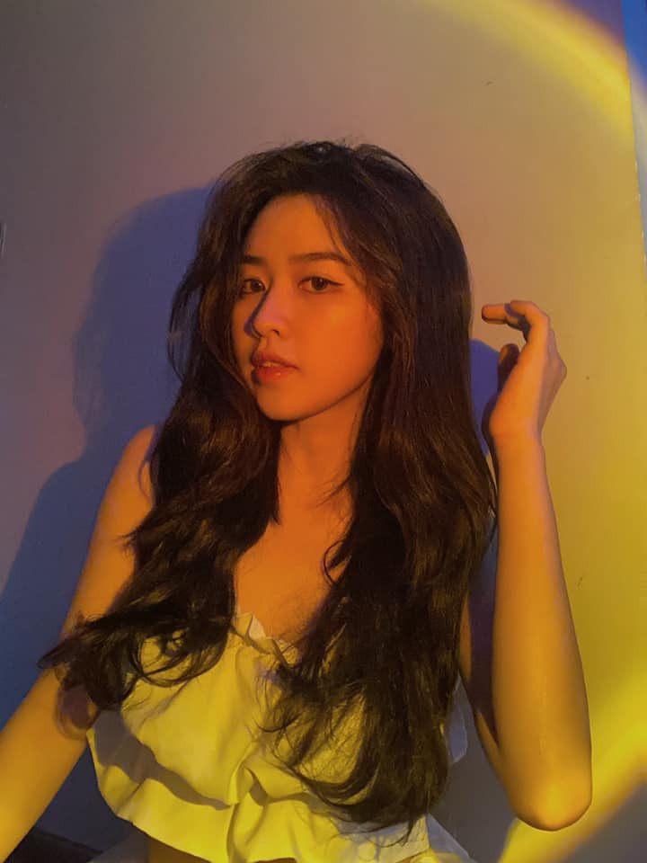 Ngoài là một hot girl, Quyên Qui còn được biết đến khi đảm nhận vai diễn trong "Sugar Daddy &amp; Sugar Baby" của đạo diễn Trần Bửu Lộc. Đây cũng là bộ phim đầu tiên Quyên Qui đóng cảnh nóng.