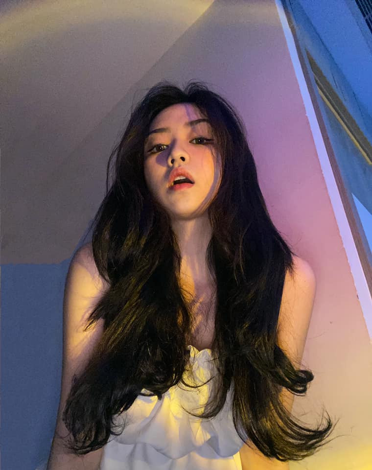 Dù gương mặt thơ ngây nhưng cô sở hữu hình thể quyến rũ.