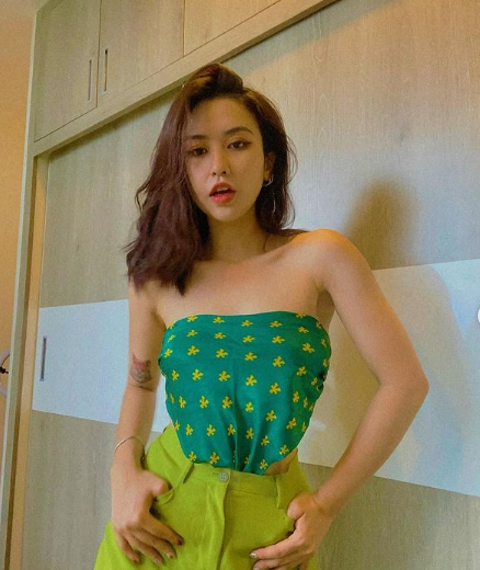 Phong cách thời trang ngoài đời của Quyên Qui hướng tới sự trẻ trung, cá tính và gợi cảm.