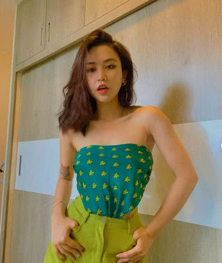 Phong cách thời trang ngoài đời của Quyên Qui hướng tới sự trẻ trung, cá tính và gợi cảm.