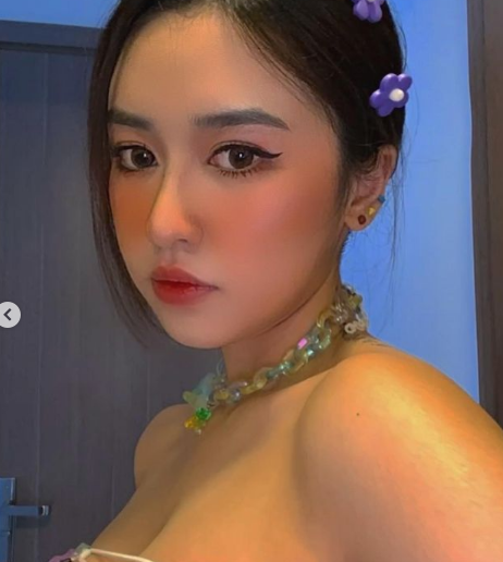 Trong thời gian ở nhà do dịch bệnh, Quyên Qui liên tục gây mê nhiều người với loạt hình ảnh tạo dáng cực "mlem".