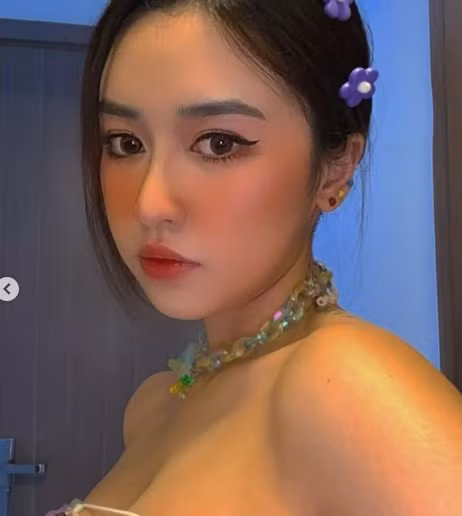 Trong thời gian ở nhà do dịch bệnh, Quyên Qui liên tục gây mê nhiều người với loạt hình ảnh tạo dáng cực "mlem".