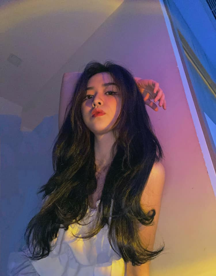 Thân hình gợi cảm với vòng eo săn chắc được cô phô diễn qua trang phục bó sát.