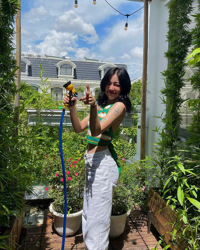 Nhiều gái xinh đã chứng minh giãn cách thì giãn cách, ở nhà thì ở nhà chứ chẳng gì có thể ngăn cản họ "sống ảo" hết. Điển hình như nữ streamer Linh Ngọc Đàm, cô nàng dù đang tưới cây nhưng vẫn chọn trang phục khoe trọn vòng eo thon, tấm lưng ong hờ hững của mình.