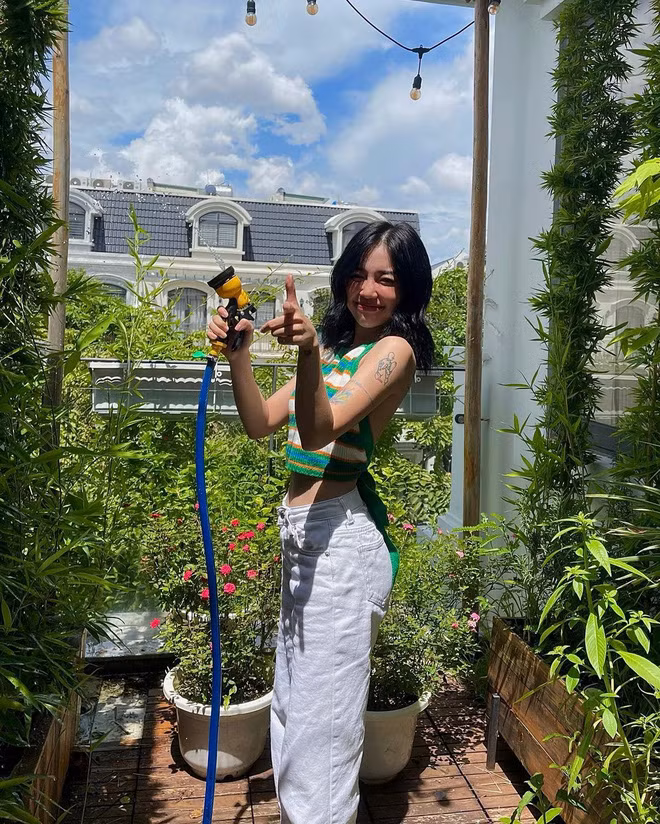 Nhiều gái xinh đã chứng minh giãn cách thì giãn cách, ở nhà thì ở nhà chứ chẳng gì có thể ngăn cản họ "sống ảo" hết. Điển hình như nữ streamer Linh Ngọc Đàm, cô nàng dù đang tưới cây nhưng vẫn chọn trang phục khoe trọn vòng eo thon, tấm lưng ong hờ hững của mình.