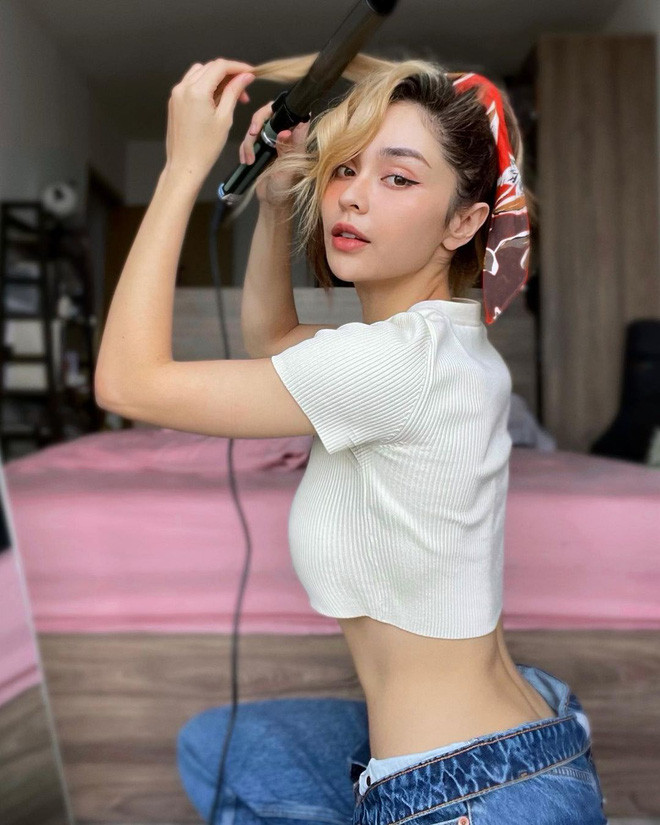 Cô nàng đẹp thì lúc nào, chỗ nào cũng có thể đẹp hết, kể cả chỉ quanh quẩn từ phòng khách đến phòng ngủ.