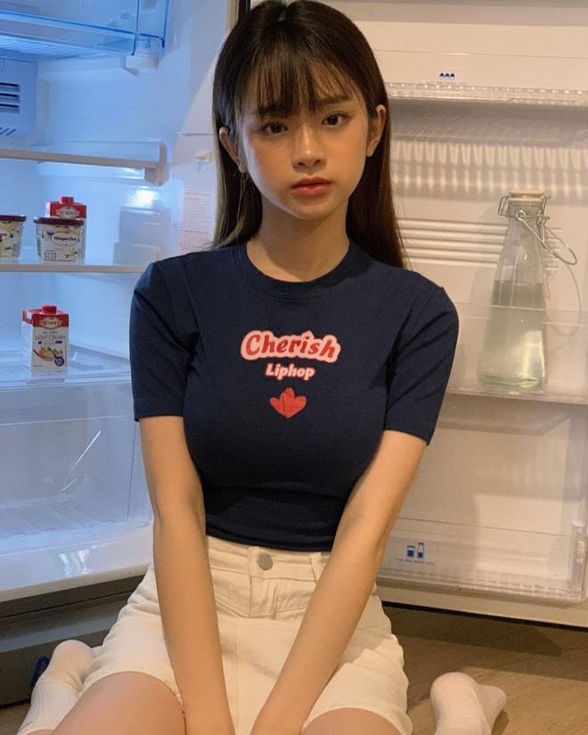 Không cần quá hở hang, Linh Ka vẫn thừa sức "đốt mắt" netizen với chiếc áo croptop ôm body.