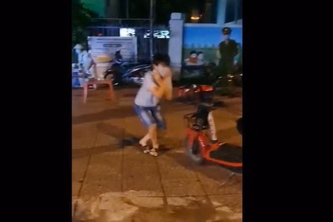 Có lẽ do biết đã mắc phải sai phạm trong thời gian giãn cách nên thiếu niên này chỉ im lặng làm theo yêu cầu. Thậm chí khi nam thanh niên này mệt quá không vững nữa vẫn cố "thụt dầu" cho đủ.