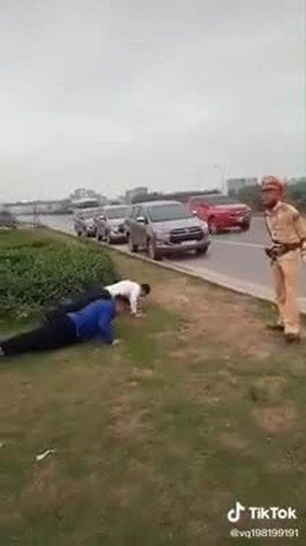 Nhiều dân mạng để lại bình luận vô cùng hài hước với cách xử phạt nhẹ tay nhưng vô cùng thú vị này.