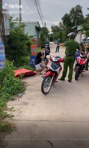 Nhóm thanh niên đi trên đường làng bị các chú công an bắt lại và hình phạt chung đó là làm động tác "thụt dầu".