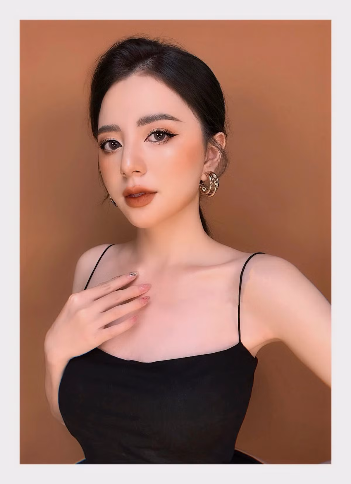 Dù ở bất kỳ góc chụp nào Nhung cũng toát lên vẻ đẹp quyến rũ.