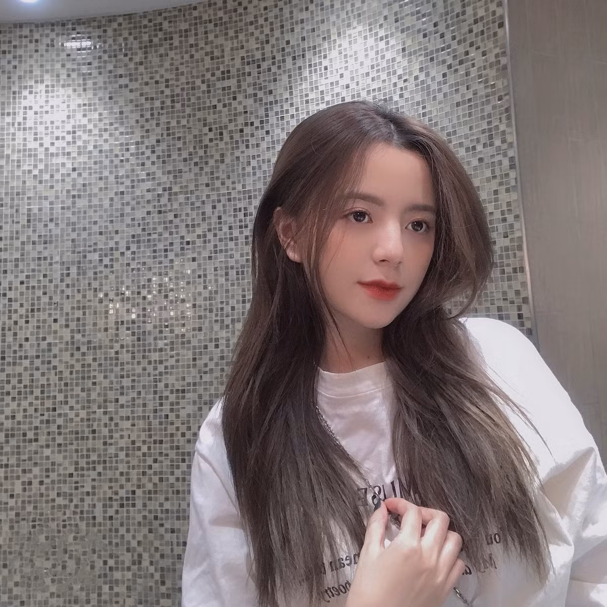 Cô nàng còn gây ấn tượng bởi khả năng diễn xuất trước ống kính.