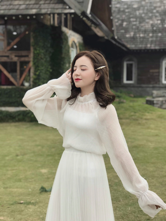 Dễ dàng bắt gặp cô nàng trong các bức hình lookbook trẻ trung, năng động nhưng không kém phần nữ tính. Ảnh: FBNV