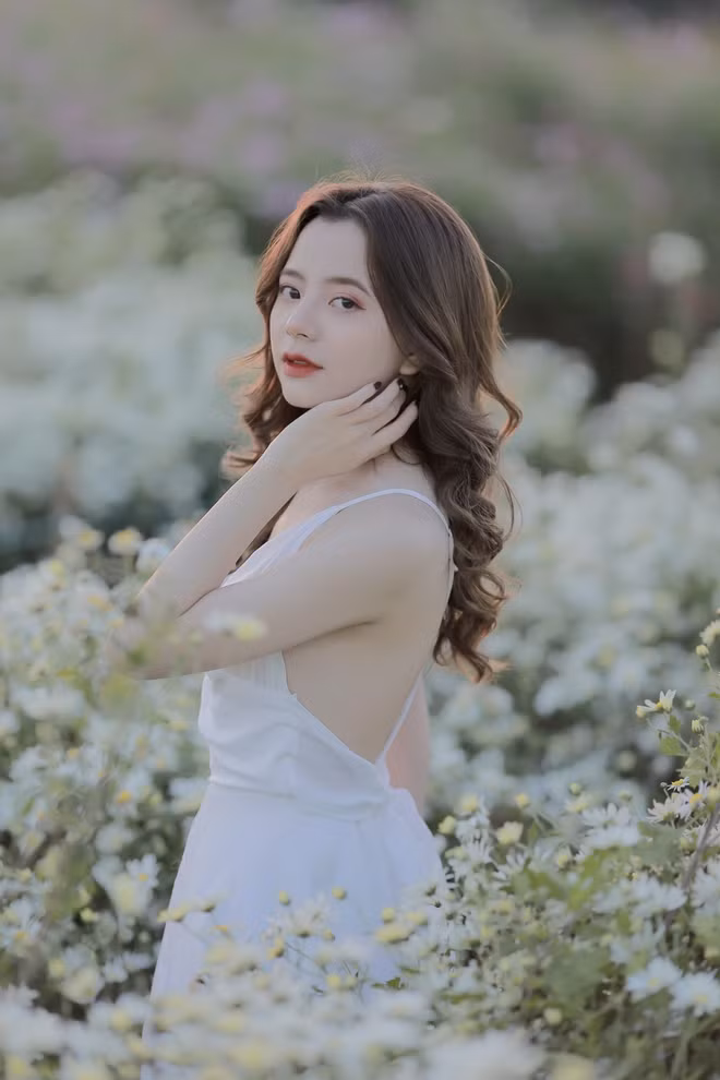 Gái xinh 2K từng giành giải Á Khôi trong cuộc thi Miss Văn hóa - Du lịch Mở rộng do trường Đại học Thủ đô tổ chức. Không những vậy, cô nàng còn là thí sinh lọt vào Top 5 gương mặt ấn tượng khuấy đảo Hot Face Việt Nam 2020.