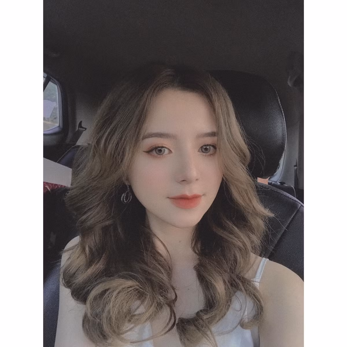 Ở tuổi 21, cô gái này có gu thời trang khá đa dạng nhưng vẫn giữ được sự trẻ trung.