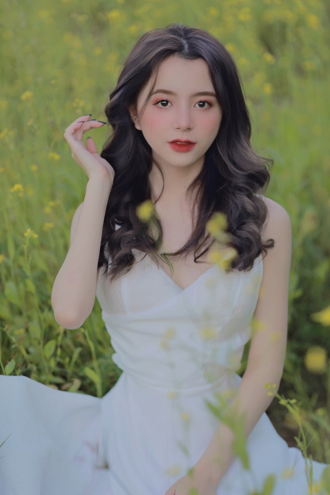 Được biết, Nhung sinh năm 2000, hiện đang là sinh viên năm 4, chuyên ngành Quản trị Khách sạn, khoa Du lịch học, Trường Đại học Khoa học Xã hội và Nhân văn - Đại học Quốc gia Hà Nội.