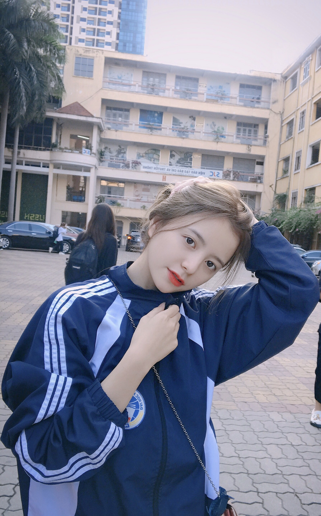 Hiện tại, ngoài thời gian học trên lớp cô còn là mẫu ảnh tự do cho các cửa hàng thời trang, các studio ảnh ở Hà Nội.