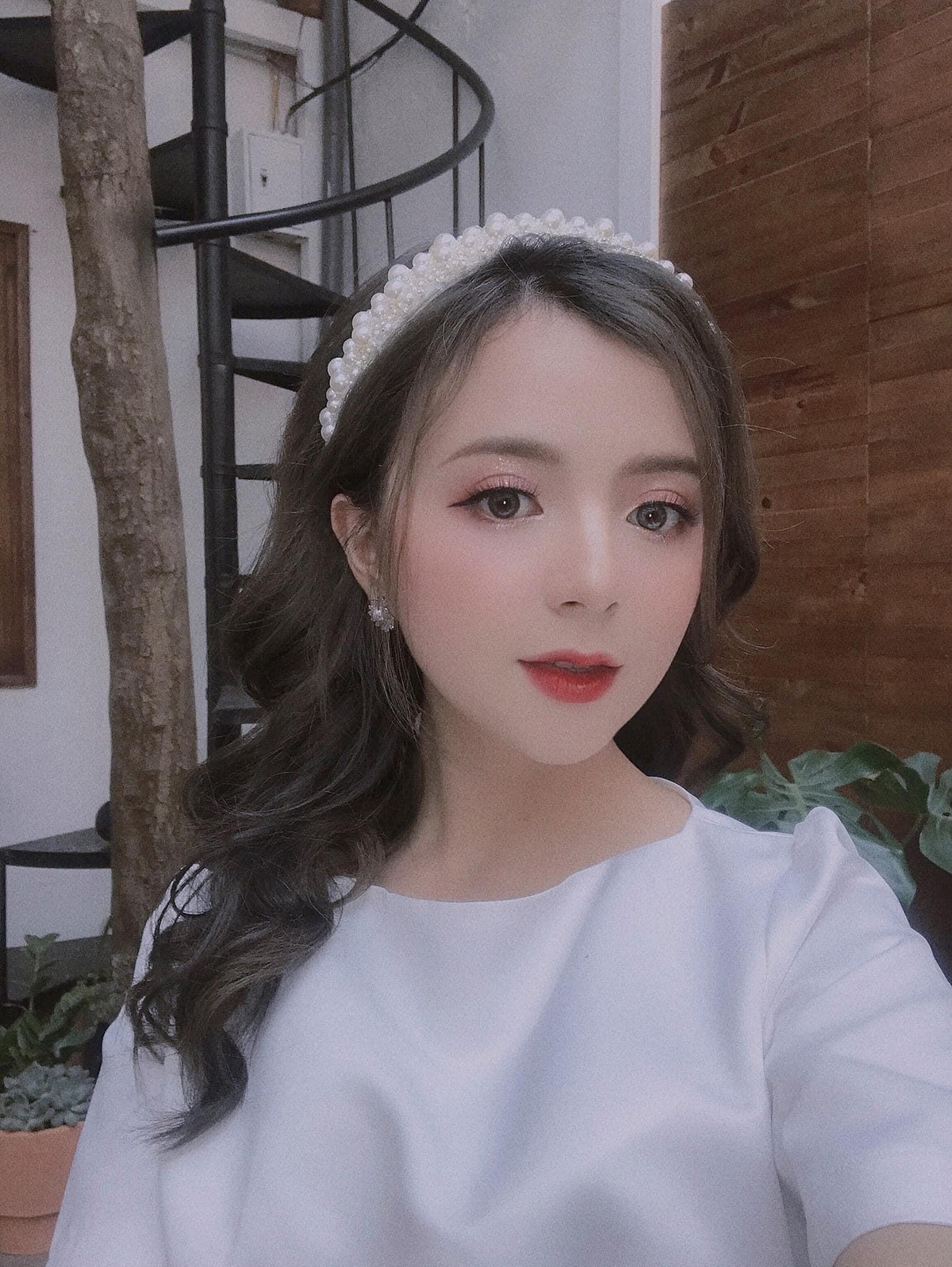 Triệu Thị Nhung, đến từ Cao Bằng, hiện đang là nữ sinh trường ĐH Khoa học Xã hội và Nhân văn, cô nàng gây chú ý trên MXH thời gian qua nhờ sở hữu vẻ ngoài xinh đẹp tựa búp bê.