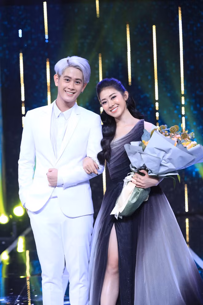 Vừa xinh đẹp, gợi cảm nên sự xuất hiện của Mai Sương trong show hẹn hò này khiến cư dân mạng không khỏi tò mò.