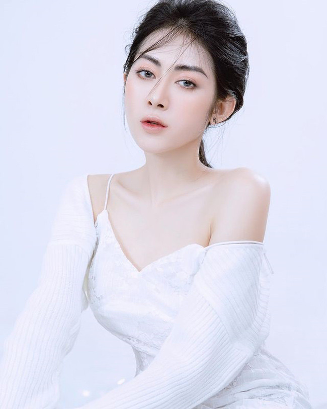 Sở hữu số đo 3 vòng nóng bỏng 85-60-92, người đẹp này thường xuyên có những shoot hình táo bạo bên loạt xe hơi hạng sang như BMWi8, Audi R8, Ferrari 488, Porsche 911.