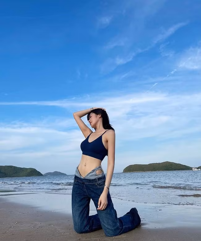 Cô nàng được khen ngợi nhờ nhan sắc xinh đẹp, vóc dáng gợi cảm.