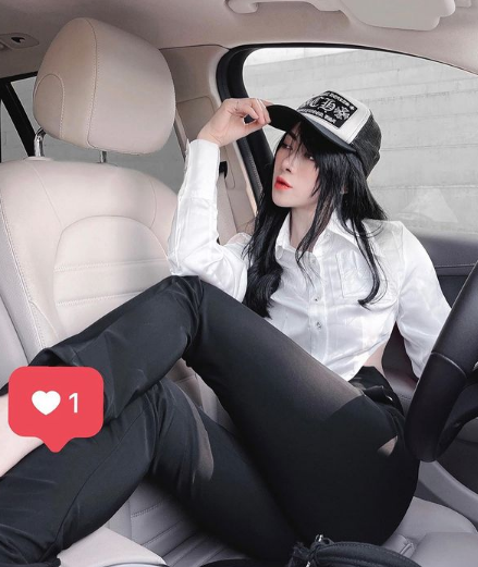 Mai Sương cho hay, dù ở nhà chống dịch COVID-19, cô vẫn chăm chỉ tập luyện giữ dáng.