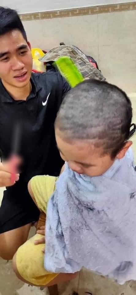 Sau rất nhiều đường kéo thì kết quả là tóc của cậu bé ngày càng lởm chởm, nham nhở, trông không ra kiểu dáng gì. Ảnh: Trúc Quỳnh