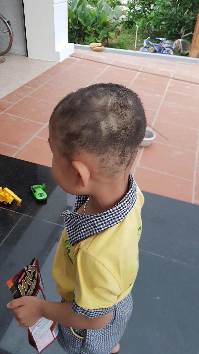 Đa phần mọi người đều vừa thương cho cậu bé có ông bố đã vụng về lại còn "lầy lội", vừa không thể nhịn được cười với sự lộn xộn của mái tóc.