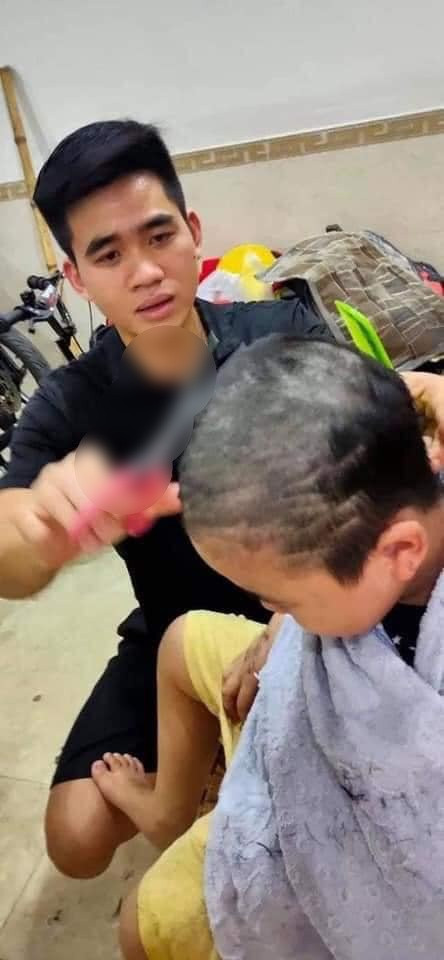 Lập tức, ông bố trẻ bắt tay vào công cuộc làm đẹp bằng cách lấy kéo cắt tóc cho con. Những tưởng dưới bàn tay của bố, cậu bé này sẽ có mái tóc ngon nghẻ hơn. Nào ngờ, bố càng cắt càng có gì đó sai sai. Ảnh: Trúc Quỳnh