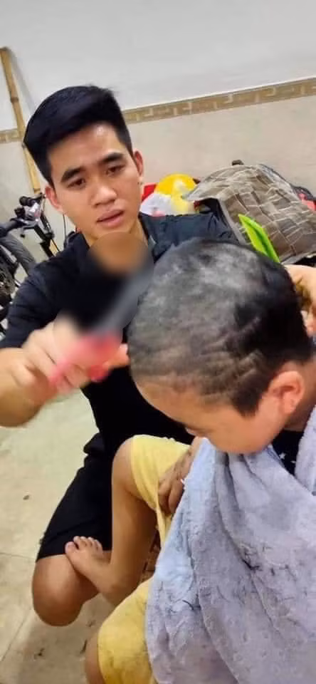 Lập tức, ông bố trẻ bắt tay vào công cuộc làm đẹp bằng cách lấy kéo cắt tóc cho con. Những tưởng dưới bàn tay của bố, cậu bé này sẽ có mái tóc ngon nghẻ hơn. Nào ngờ, bố càng cắt càng có gì đó sai sai. Ảnh: Trúc Quỳnh