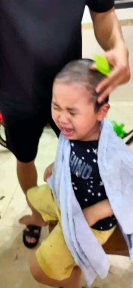 Sau khi được chia sẻ lên mạng xã hội, bài đăng đã thu hút hơn 2.000 lượt thích, hàng trăm bình luận. Một cư dân mạng hài hước bình phẩm rằng: "Ai không biết lại tưởng cháu nó bị nấm da đầu". Ảnh: Trúc Quỳnh