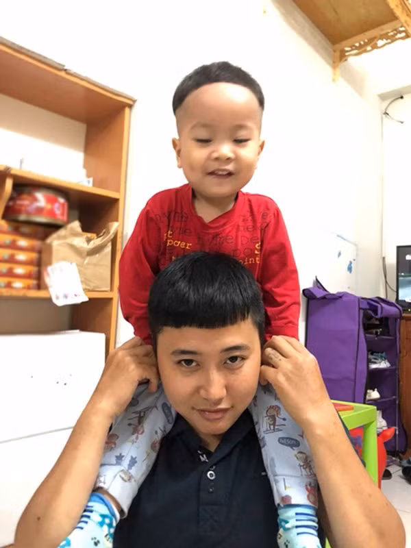 Câu chuyện hai bố con được mẹ 9x lôi ra cắt thử mái tóc từng làm cộng đồng mạng bật cười. Ảnh: Tổng hợp