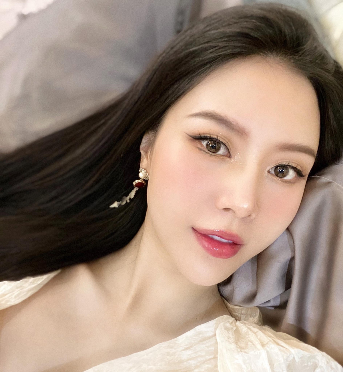 Năm 2018, cô là nữ chính của Người Ấy Là Ai tập 9. Tại đây, cô quyết định nên đôi với chàng tiếp viên hàng không tên Mạnh Tuấn. Tuy nhiên sau đó, cả 2 tuyên bố chỉ là bạn.