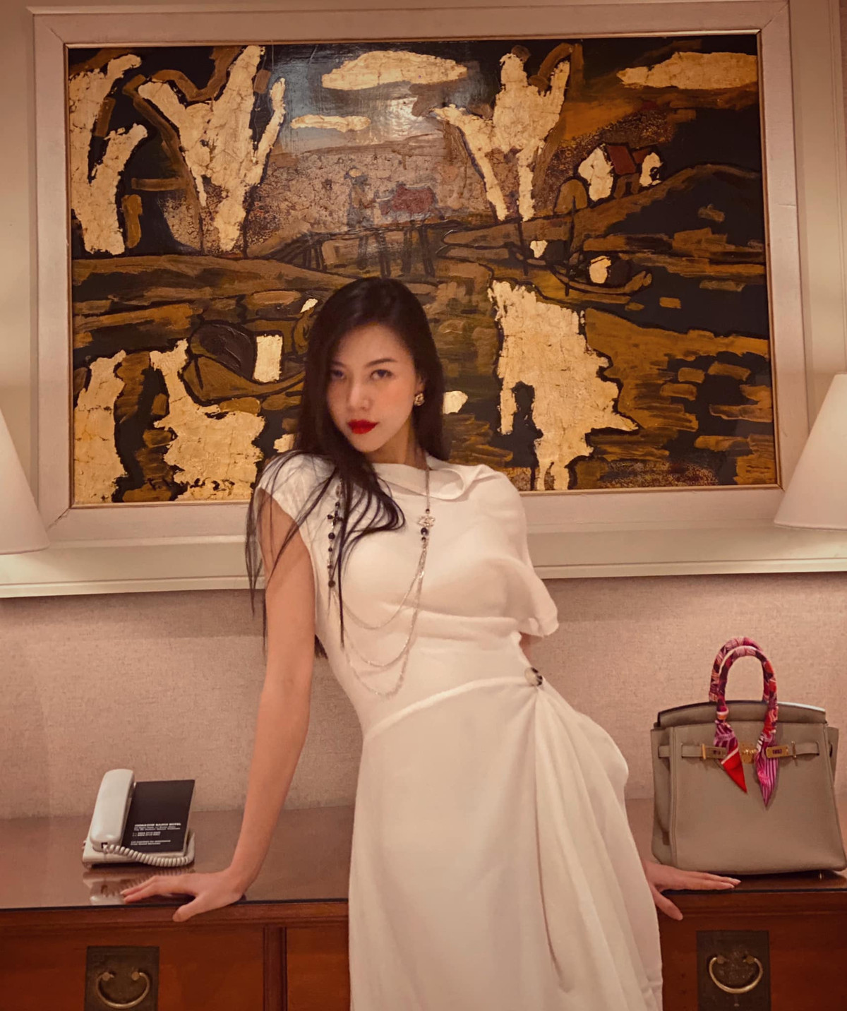 Cô nàng còn từng được gọi "hoa khôi ngành hàng không" nhờ sở hữu thân hình gợi cảm nhất khi rời bộ đồng phục bay.