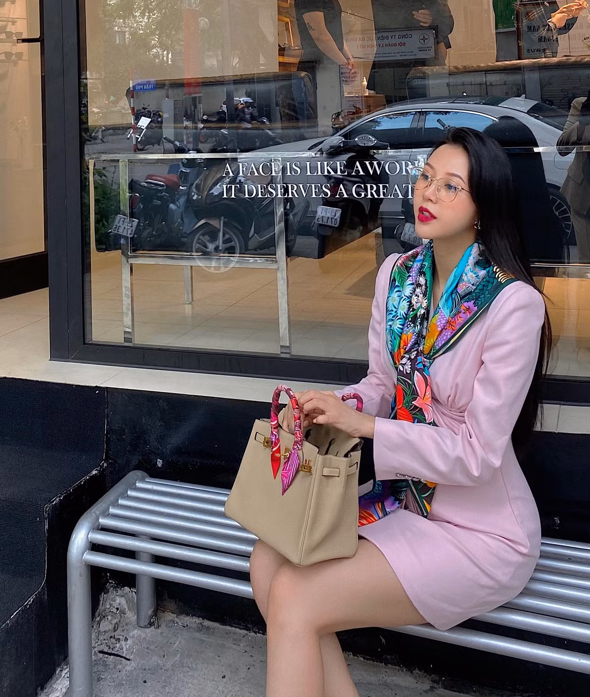 Dưới phần bình luận, cư dân mạng dành cho cô nhiều lời khen "có cánh" như: "Xinh mà chị", "chị Châm xinh quá", "hợp đẻ quá chị Châm ơi",...