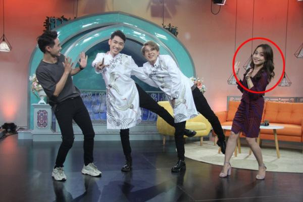 Vào thời điểm giữa năm 2019, MC Minh Hằng của chương trình Bữa trưa vui vẻ cũng là một trong những người nhận về nhiều "gạch đá" bởi câu nói "kém duyên" trên sóng truyền hình.