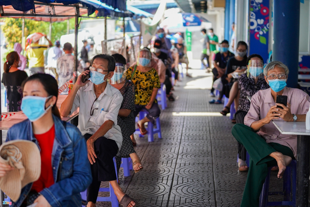 Tại siêu thị Co.opmart trên đường Nguyễn Kiệm (quận Phú Nhuận), nhiều người vẫn đến từ rất sớm. Tại đây cũng không còn tình trạng xếp hàng kéo dài như hôm qua.