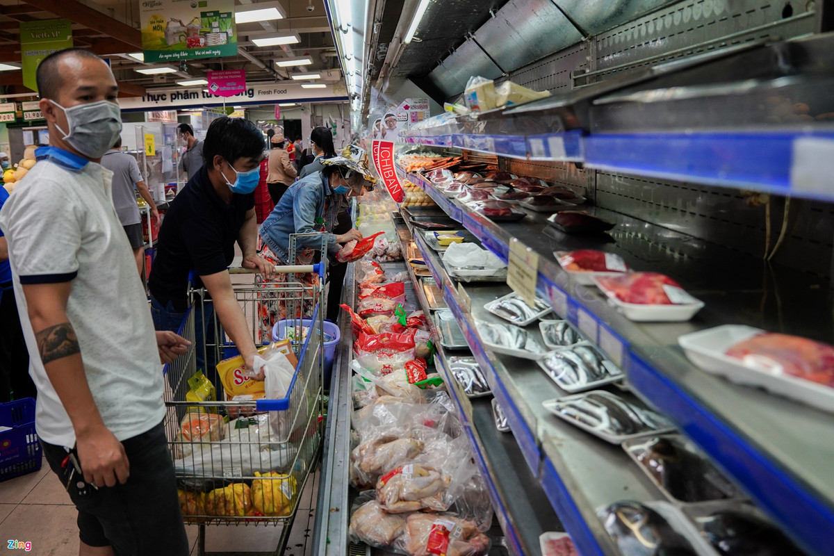 Khách hàng chủ yếu mua thực phẩm tươi sống như các loại thịt, cá, trứng, rau củ quả cùng nhiều mặt hàng lương thực khô như mì, miến, bún… Lượng hàng hóa rất dồi dào, đại diện các siêu thị khẳng định chưa xảy ra tình trạng thiếu hụt các mặt hàng thiết yếu.