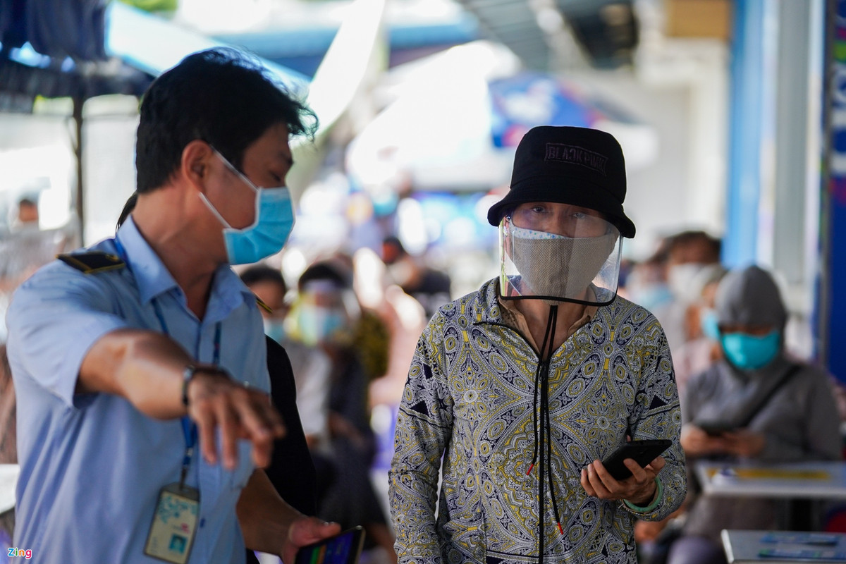 Nhân viên điều phối và giữ trật tự tại các siêu thị cho biết lực lượng chức năng có mặt từ sớm điều tiết, giãn cách người dân. "Hôm nay kiểm tra nghiêm thẻ đi chợ mới được vào siêu thị, vì vậy người dân cũng không còn đông đúc như hôm qua", anh Tuấn bảo vệ siêu thị Co.opmart Nguyễn Kiệm, cho biết.