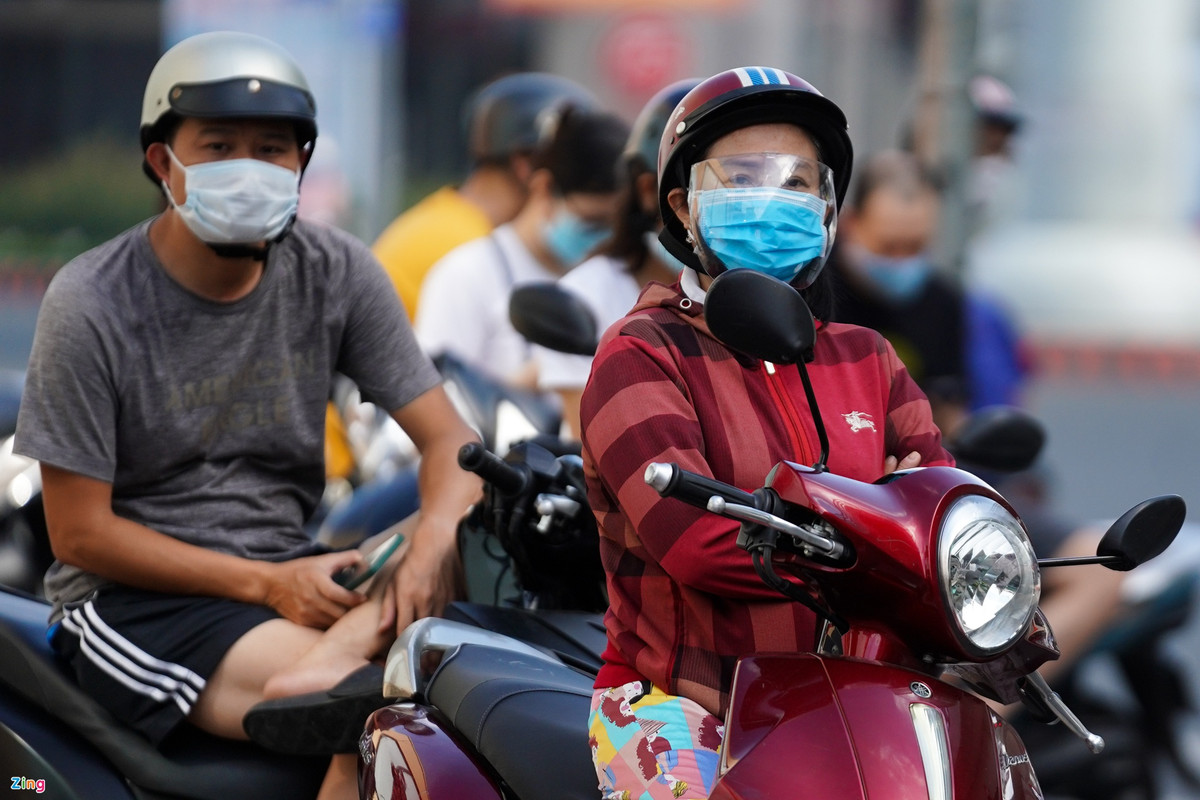 Chị Nguyễn Thị Xuyên Đài (49 tuổi, quận Gò Vấp) cho biết để phòng, tránh dịch, nhà chị đã tích trữ đồ ăn. Hôm nay chị và con gái ra siêu thị để mua thêm một số vật dụng cần thiết. "Tôi cùng con gái đến đây từ 7h sáng để xếp hàng chờ vào trong mua đồ. Lượng khách đến đây cũng nhiều nhưng đã có giãn cách hơn, không còn ùn ứ như hôm qua", chị Đài nói.