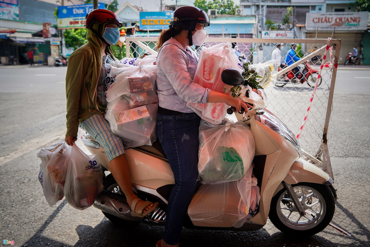 Mua hàng sử dụng cho cả nhà gồm 4 gia đình, chị Quỳnh (quận Gò Vấp) đã chi hơn 4 triệu đồng để mua các vật phẩm thiết yếu. "Tôi mua hơn 4 triệu tiền hàng, chủ yếu lương thực khô như mì, miến, bún và rau củ để trữ trong 2 tuần không được ra đường", chị Quỳnh, người dân Gò Vấp chia sẻ.