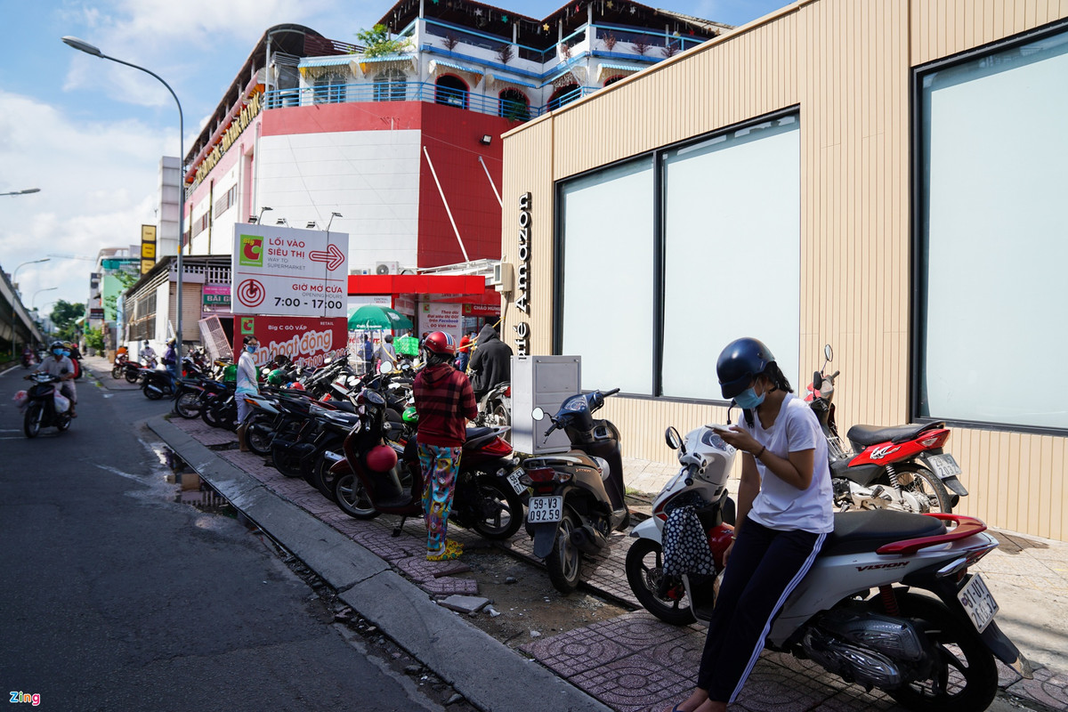 Phía ngoài, nhiều người chờ người thân cũng được hướng dẫn đứng theo hàng, giãn cách và không đậu xe dưới lòng đường.