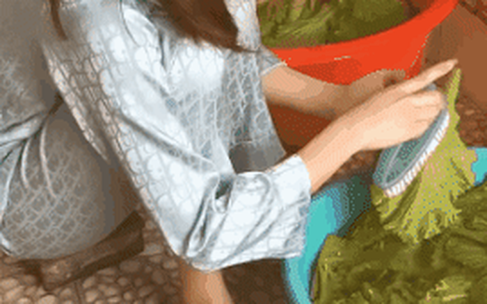 Chứng kiến màn rửa rau "độc nhất vô nhị" này, nhiều người có lẽ chỉ biết đứng cười.
