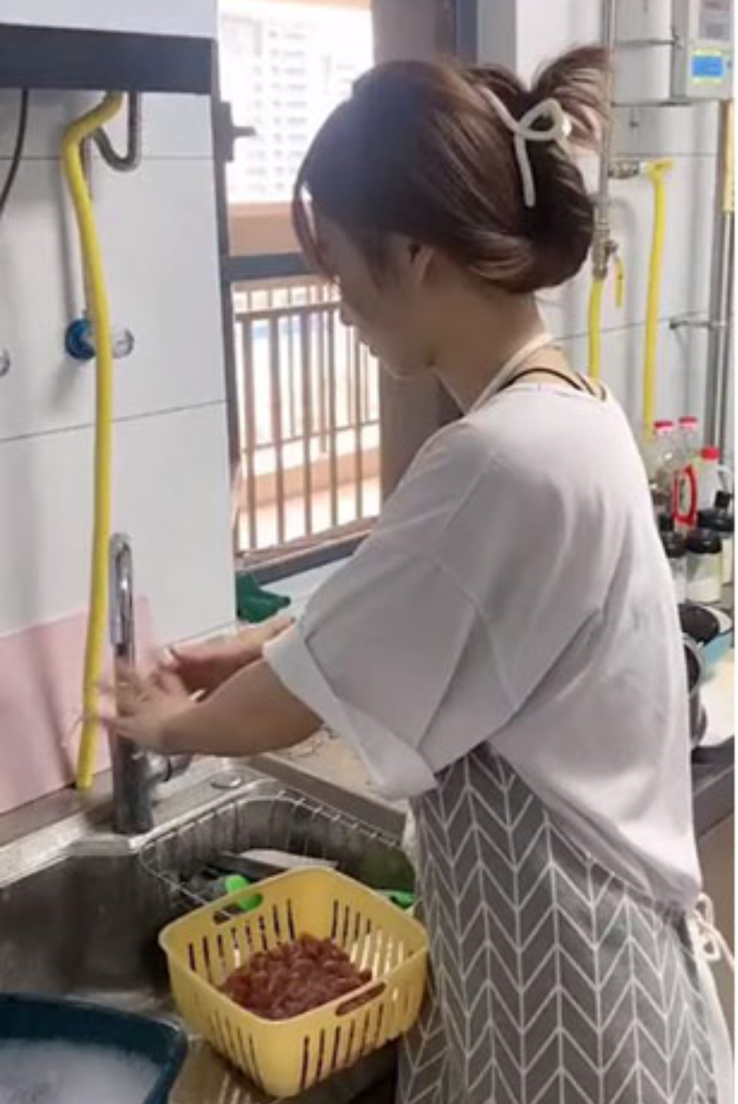 Mới đây, trên MXH xuất hiện đoạn video rửa thịt khá hài hước của một cô gái nọ, khiến cư dân mạng xem xong chỉ biết bật cười.