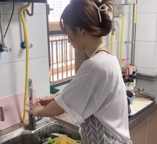 Sau khi chồng nhắc nhở, người vợ nói đầu óc mình không biết đang nghĩ gì. Cô cho biết, mình rửa thịt bằng nước rửa bát có thể loại bỏ dầu mỡ trên thịt, nhưng cô lại quên rằng chính nước rửa bát rất có hại cho cơ thể.