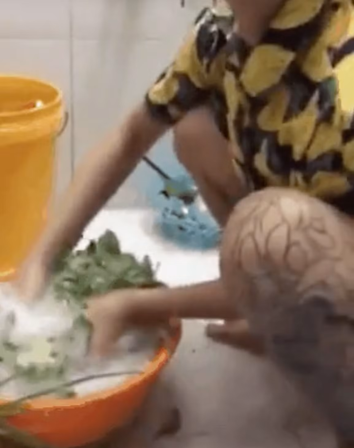 Trước đó, cư dân mạng đã chứng kiến nhiều màn rửa thực phẩm còn "bá đạo" hơn. Điển hình là trường hợp một cô gái hồn nhiên rửa rau bằng xà phòng, trước những tràng cười ngặt nghẽo của hội bạn thân.