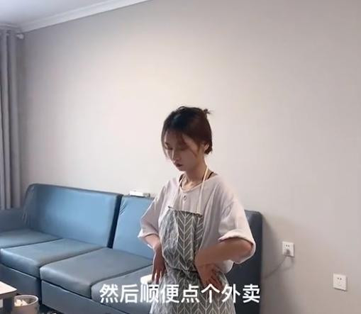 Tuy nhiên, người chồng không hề trách móc hành động "khó đỡ" của vợ, mà ngược lại còn an ủi cô, nếu sau này anh không có ở nhà thì vợ vẫn nên gọi đồ ăn chứ đừng vào bếp nữa...