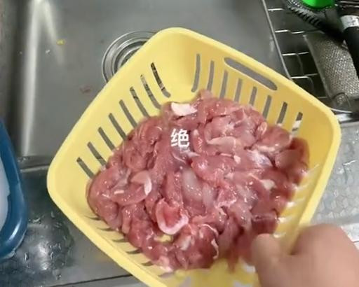 Sau khi đoạn clip được chia sẻ, nhiều dân mạng để lại bình luận hài hước, một số người còn vào hùa trêu chọc và nghĩ phụ thêm cô gái cách rửa thịt mới đảm bảo sạch hơn. Đó là kết hợp rửa thịt với xà phòng giặt hay nước tẩy rửa, vi khuẩn chắc chắn không còn đường lui.