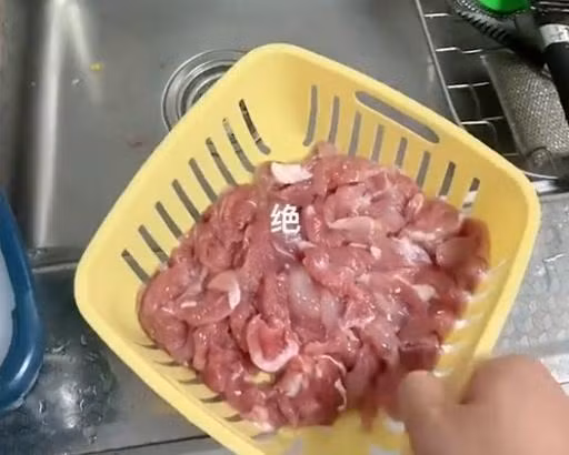 Sau khi đoạn clip được chia sẻ, nhiều dân mạng để lại bình luận hài hước, một số người còn vào hùa trêu chọc và nghĩ phụ thêm cô gái cách rửa thịt mới đảm bảo sạch hơn. Đó là kết hợp rửa thịt với xà phòng giặt hay nước tẩy rửa, vi khuẩn chắc chắn không còn đường lui.